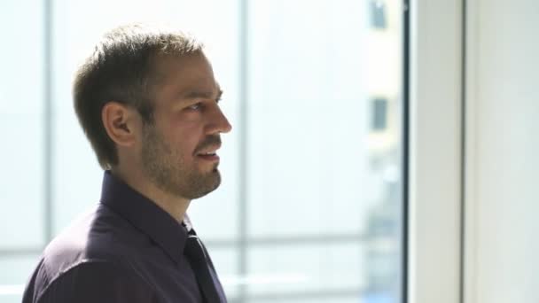 Two smilling men talking in the lobby of the office — Stock Video