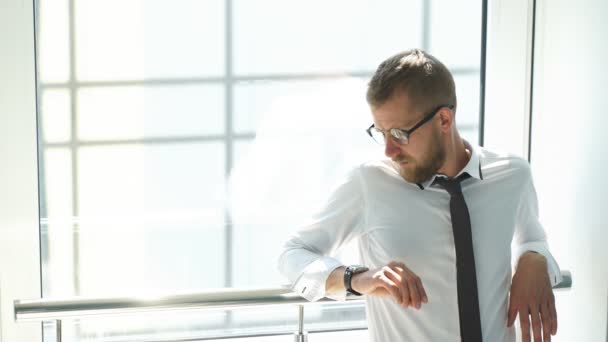 Joven hombre de negocios esperando en el vestíbulo de la oficina — Vídeos de Stock