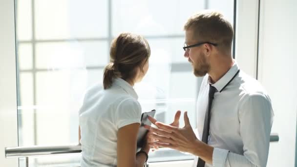 Mujer de negocios y hombre de negocios de pie en la oficina y discutir ideas de negocios — Vídeos de Stock