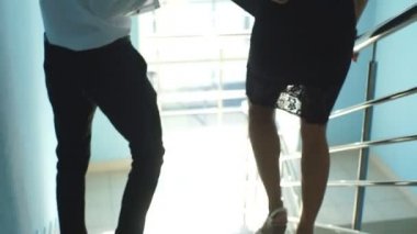 vertrouwen zakenpartners in kantoorgebouw. bekijken van bovenaf