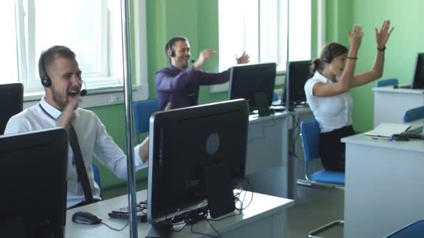 Çağrı merkezi operatörleri mutlu onların başarısı — Stok video