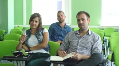 İzleyici iş Konferansı'nda. Ders dinlerken insan.