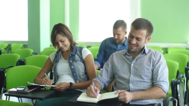 Een groep studenten zitten bij de lezing in de klas — Stockvideo