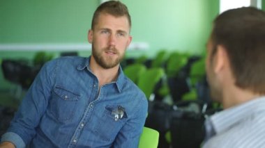 Öğrenciler ders tartışmak