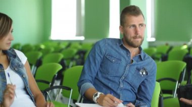 bir grup öğrenci sınıfta ders oturan
