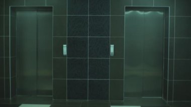 genç ve başarılı işadamı dışarı Asansör