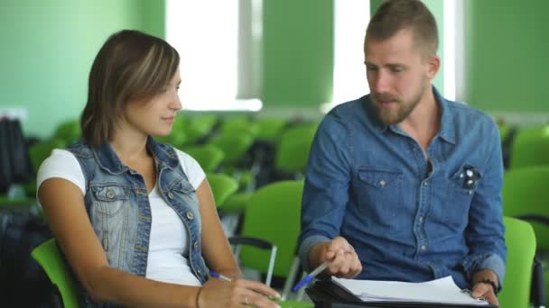 Estudiante ayuda a su amigo a dar conferencias — Vídeos de Stock