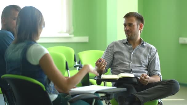 Estudantes discutir palestras seminário — Vídeo de Stock