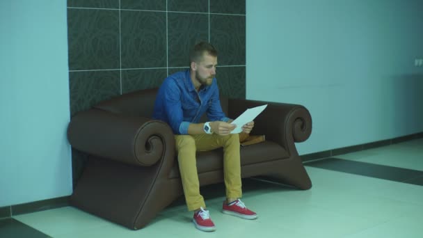 Twee zakenlieden glimlachend en schudden handen in een office-lobby — Stockvideo