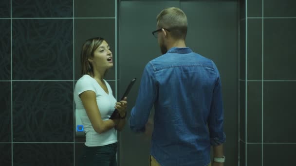 Zakenman en zakenvrouwen praten in de buurt van de lift — Stockvideo