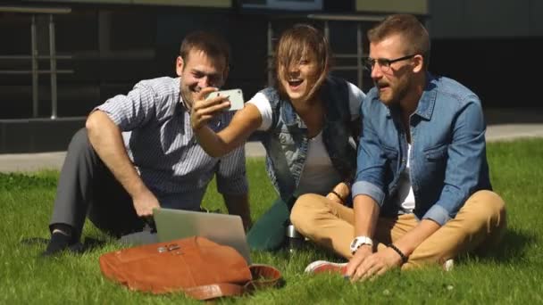 Улыбающиеся студенты делают селфи под открытым небом в парке — стоковое видео