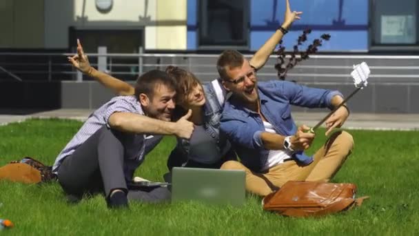 Улыбающиеся студенты делают селфи под открытым небом в парке — стоковое видео