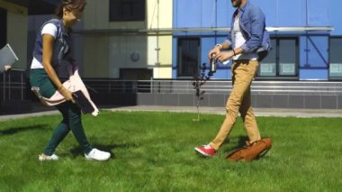 üç öğrenci çim için geldi