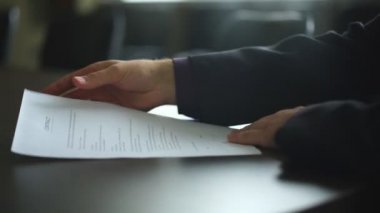 Erkek el bir rustik ahşap masa üzerine kalem ile sözleşme veya Abonelik Formu imzalama düşük açılı görünüş