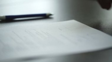 İş adamı kapatılıyor kontrat imzalıyor anlaşma yapıyor, klasik iş.