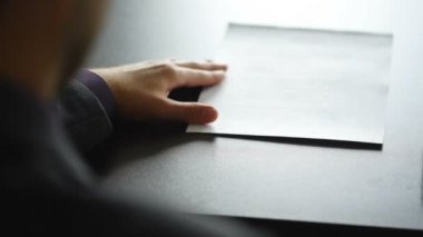 Pencerenin yanında noter imza kağıtları. Her şeyi dikkatlice oku. Sonuç çıkarma zamanı.