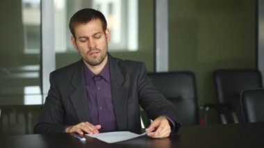 işadamları el imza belgesi. Adam pencerenin yanında kağıt imzalar. Yeni sigorta poliçesi. Bir ortağa resmi mektup.