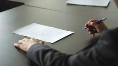 Pencerenin yanında noter imza kağıtları. Her şeyi dikkatlice oku. Sonuç çıkarma zamanı.