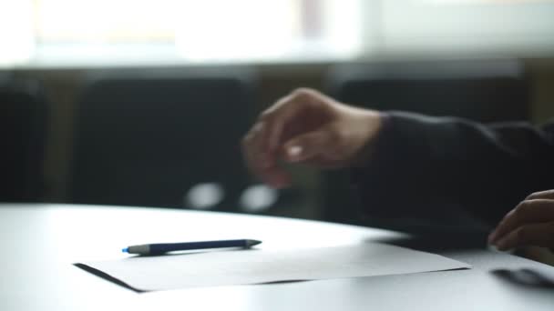 Business Mans hand Signing document. Man ondertekent papier naast venster. Nieuwe verzekeringspolis. Officiële brief aan een partner. — Stockvideo