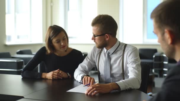 Jeune couple signant un contrat de location avec un agent immobilier — Video
