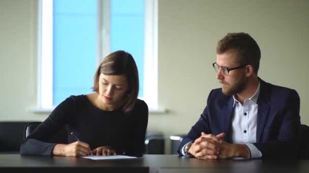 Empresaria firma contrato en entrevista en oficina — Vídeos de Stock