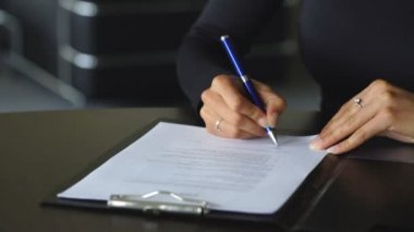 kadının el belge, imzalama kalem ile yakın çekim