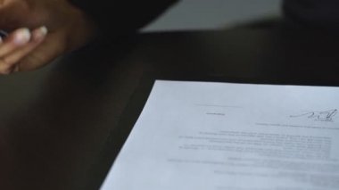 kadının el belge, imzalama kalem ile yakın çekim
