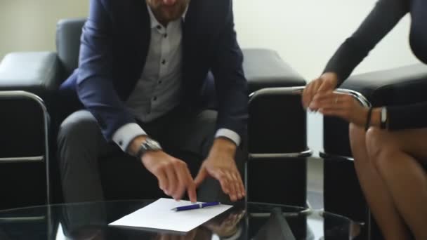 Giovane coppia firma contratto di affitto con agente immobiliare — Video Stock