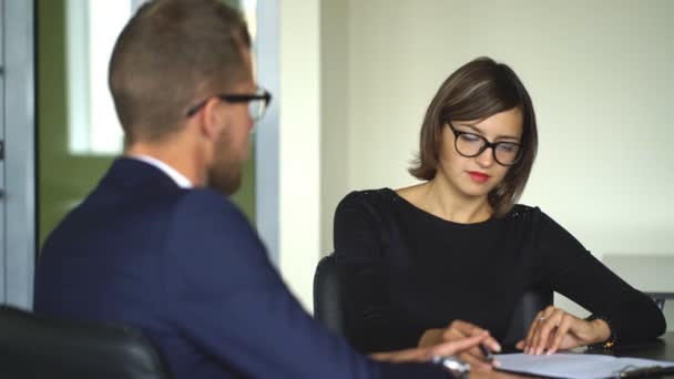 Young businesswoman discussing contract terms with businessman — Stockvideo