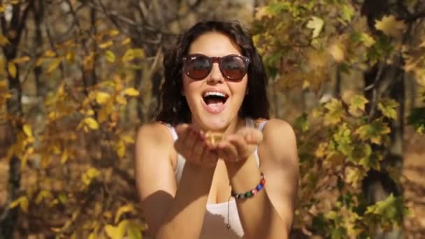 Mädchen pustet kleine Flugblätter in Kamera-Zeitlupe — Stockvideo