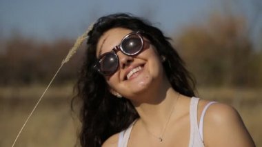 buğday alanında uzanmış kolları olan kadın