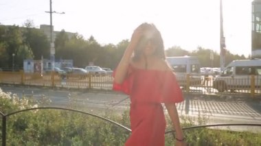 şehirde yürüyüş Kırmızı elbiseli güzel kız