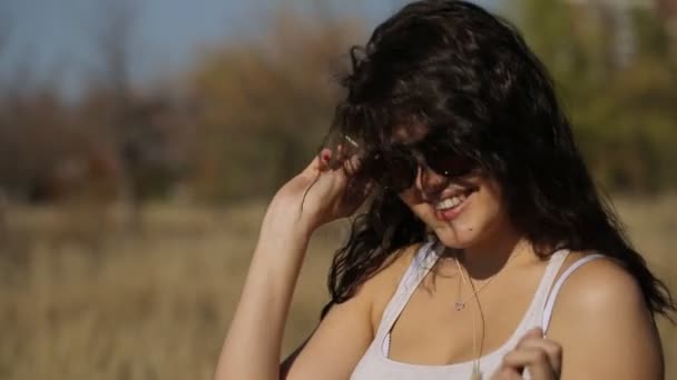 Woman with arms outstretched in a wheat field — Stock Video