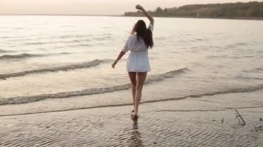 Güzellik mutlu gülümseyen kadın denizde günbatımı ağır çekim
