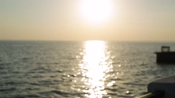 Chica sueño en el atardecer cámara lenta — Vídeos de Stock