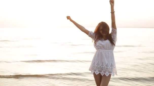 Beleza feliz sorrindo mulher no mar ao pôr do sol câmera lenta — Vídeo de Stock