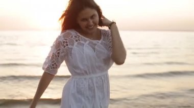 Güzellik mutlu gülümseyen kadın denizde günbatımı ağır çekim