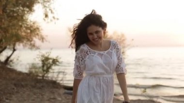 Güzellik mutlu gülümseyen kadın denizde günbatımı ağır çekim