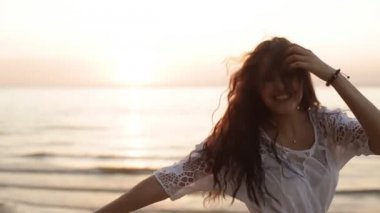 Güzellik mutlu gülümseyen kadın denizde günbatımı ağır çekim