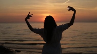 oryantal günbatımında deniz yavaş dans