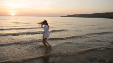 Karadeniz kıyısında günbatımı yavaş hareket yönü üzerinde çalışan genç kadın