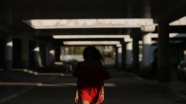 Kameraya poz veren kız