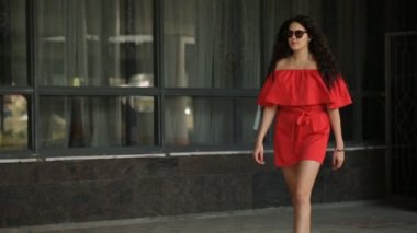 sokakta yürüyen güzel bir kız