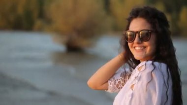 gün batımında poz kız