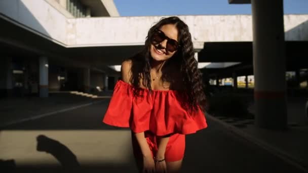 Chica en un hermoso vestido sonriendo a la cámara — Vídeos de Stock