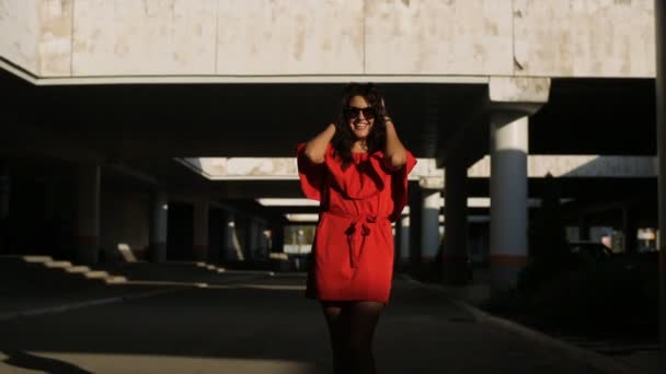 Girl in a beautiful dress smiling at the camera — Stock Video