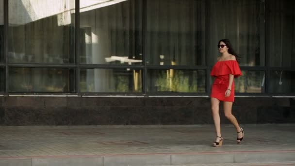Vacker flicka gå på gatan — Stockvideo