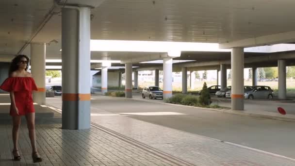 Jolie femme marchant sur le parking — Video