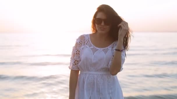 Όμορφο κορίτσι Ποζάροντας και χαμογελά στο ηλιοβασίλεμα — Αρχείο Βίντεο