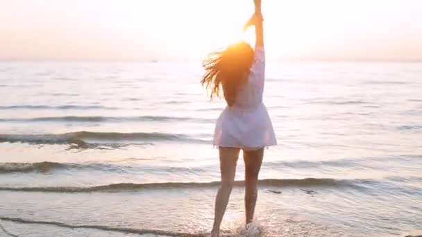 Meisje gaat tot zonsondergang — Stockvideo